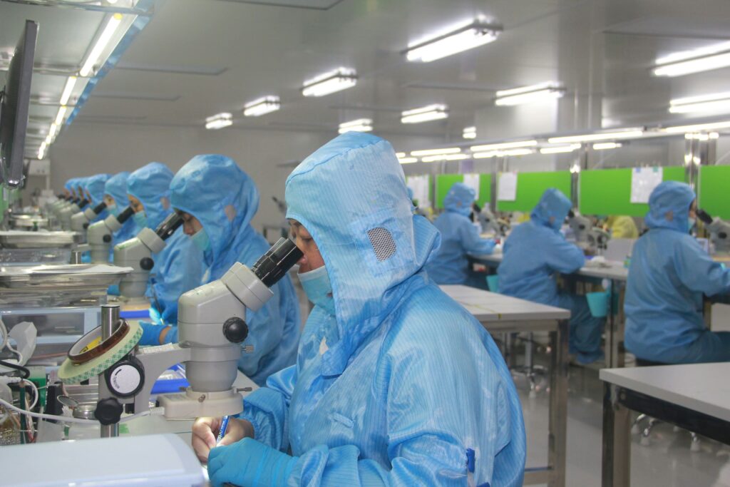 photo de laborantins qui regarde dans des microscopes