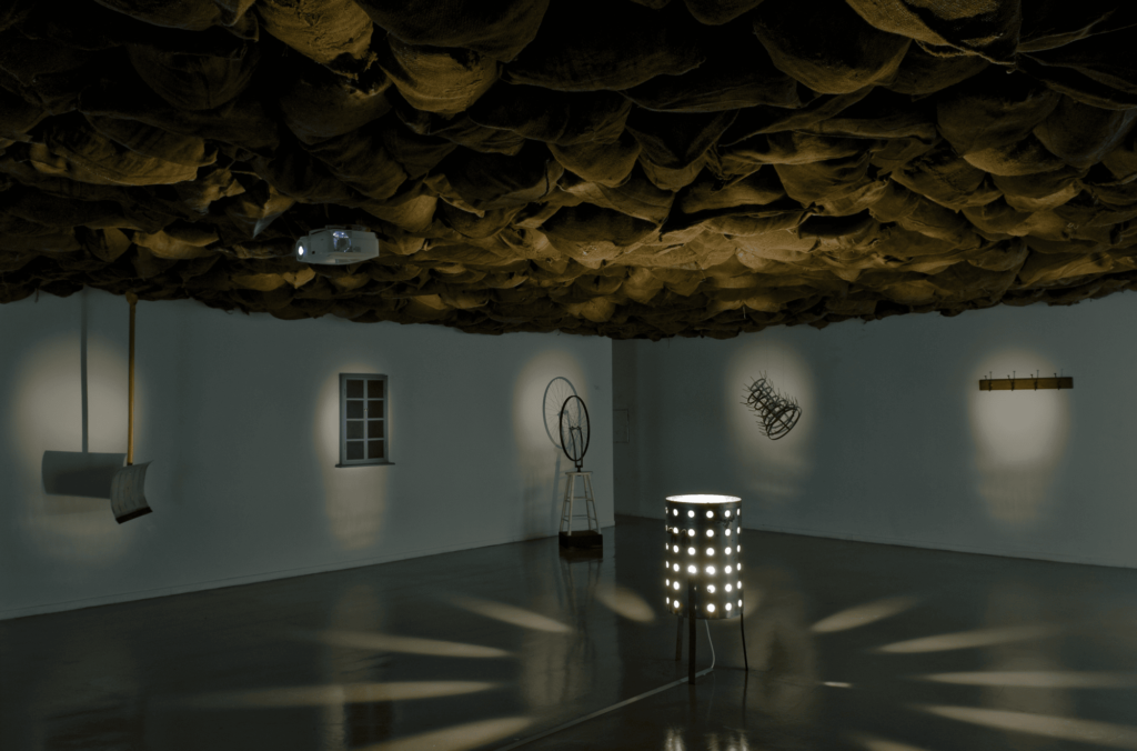 Coal Bags par Sturtevant Duchamp, à l'exposition Le monde comme il va