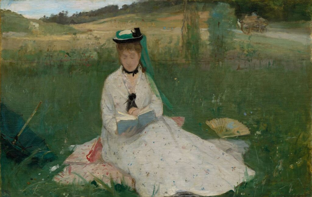 Tableau de Berthe Morisot de 1873 "La Lecture". Représente une jeune femme dans une robe blanche assise dans l'herbe, en train de lire un livre.