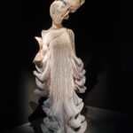 Robe et coiffe Frozen Falls collection Syntopia par Iris van Herpen, à l'exposition Iris van Herpen. Sculpting the Senses