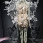 Robe et collier Water Dress collection Crustailization par Iris van Herpen, à l'exposition Iris van Herpen. Sculpting the Senses