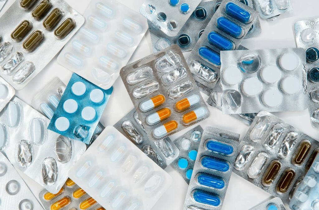photo de plusieurs plaquettes de médicament