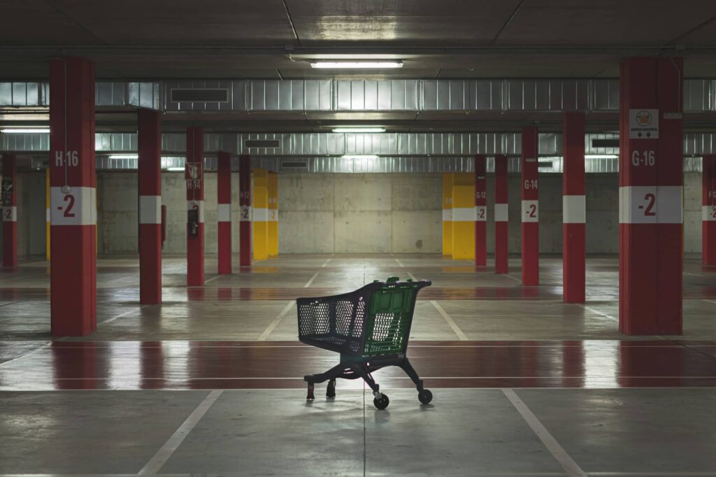 Un cadi au milieu d'un parking vide