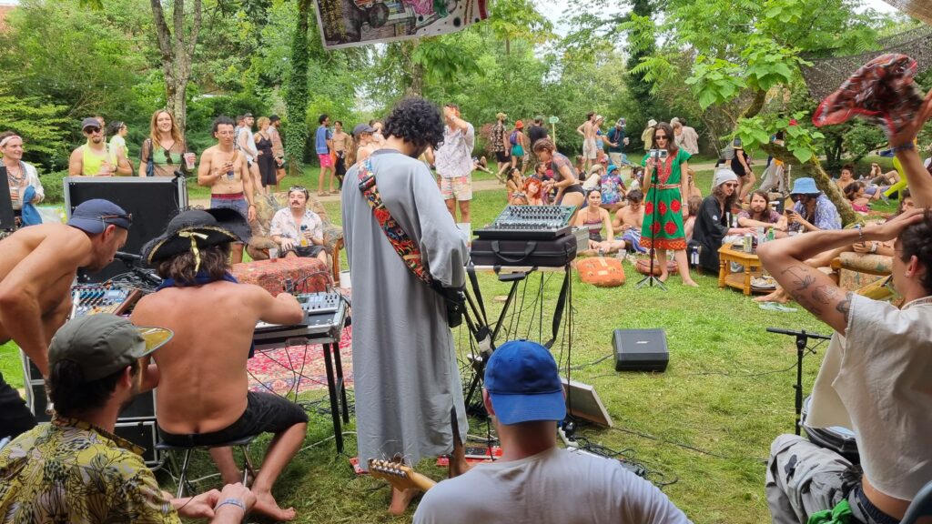 musiciens performance à château perché