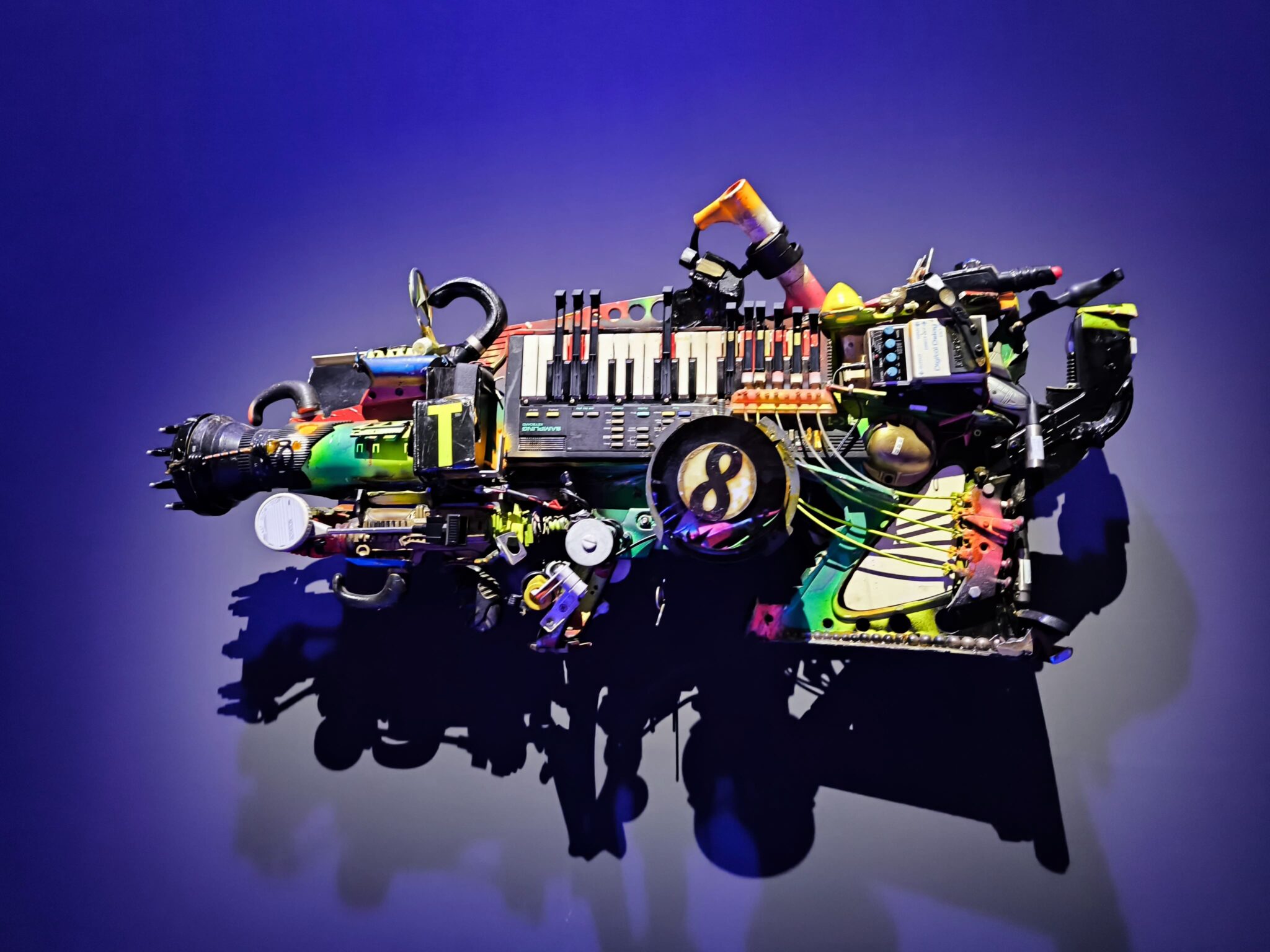 1987 - 1998 Objets trouvés, système audio sans fil, peinture et résine / Found objects, wireless sound system, paint and resin Dimensions variables / Variable dimensions Courtesy de / of Estate of Rammelizee et / and Jeffrey Deitch, New York et / and Los Angeles