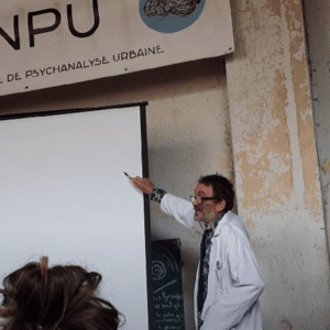 Laurent Petit lors de sa conférence, se tenant devant un tableau blanc