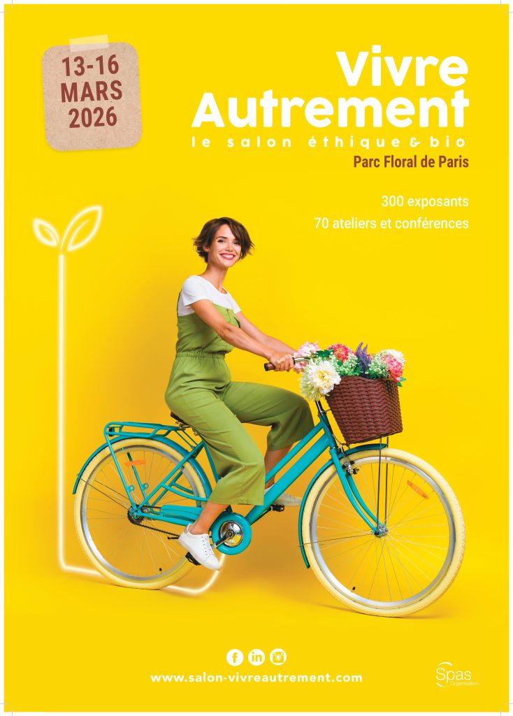 Affiche Salon Vivre autrement avec une jeune femme sur un vélo avec un panier rempli de fleur, sur un fond jaune