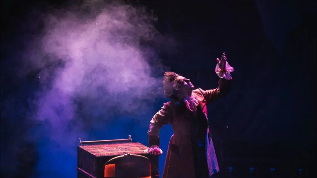 Performance de magie sur scène pour le festival vive la magie.
