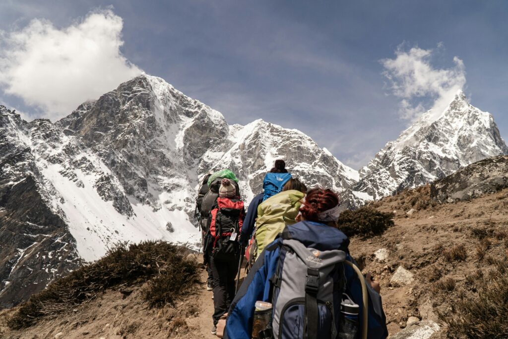 Image de randonneurs en montagnes avec vu sur des montagnes enneigées