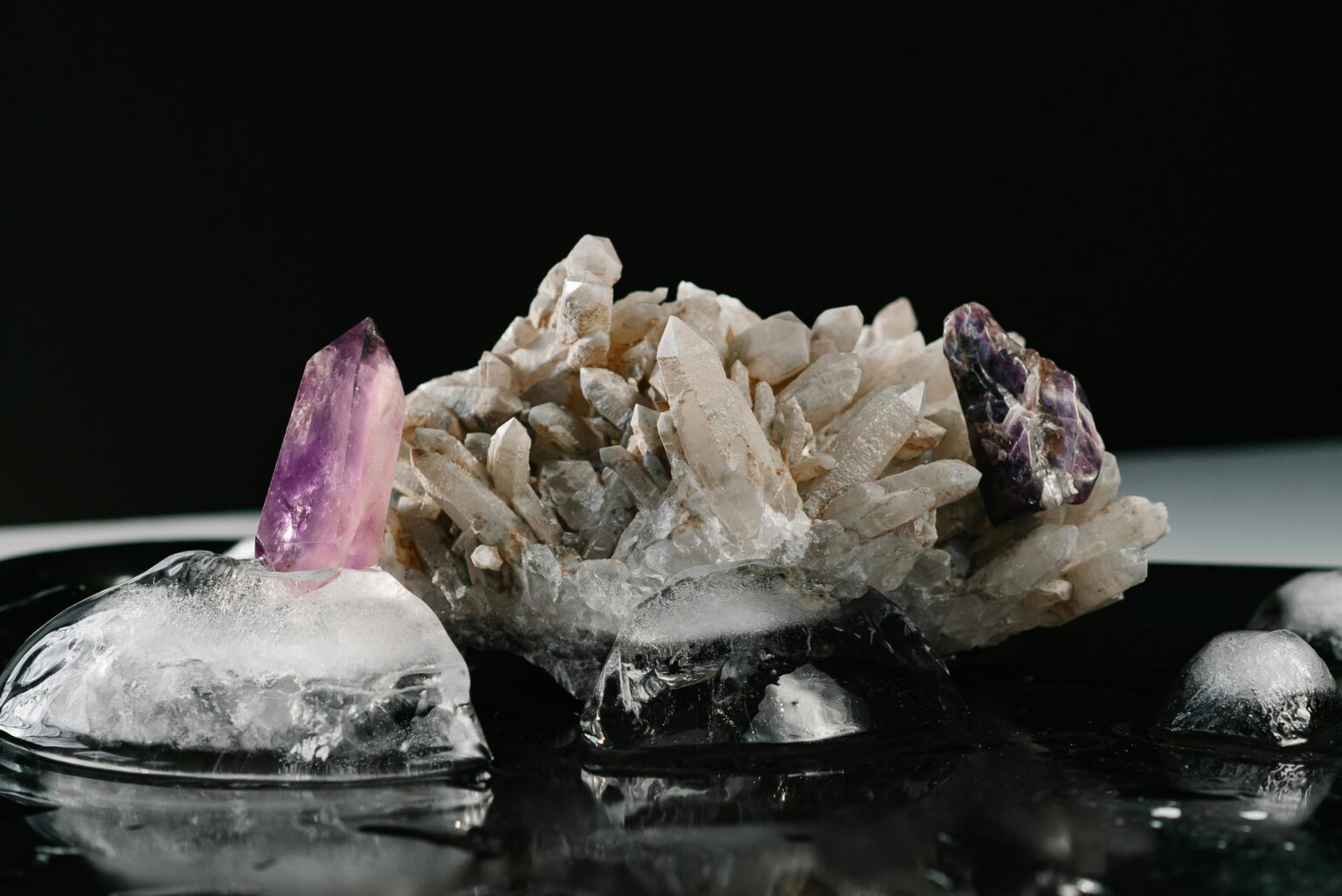 Minéraux, quartz et gemmes sur fond noir
