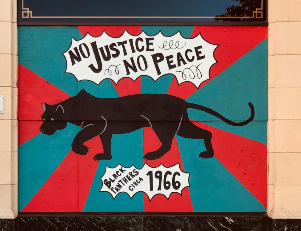 photo d'un tag sur un mur, No justice, No peace, du mouvement Black Panther