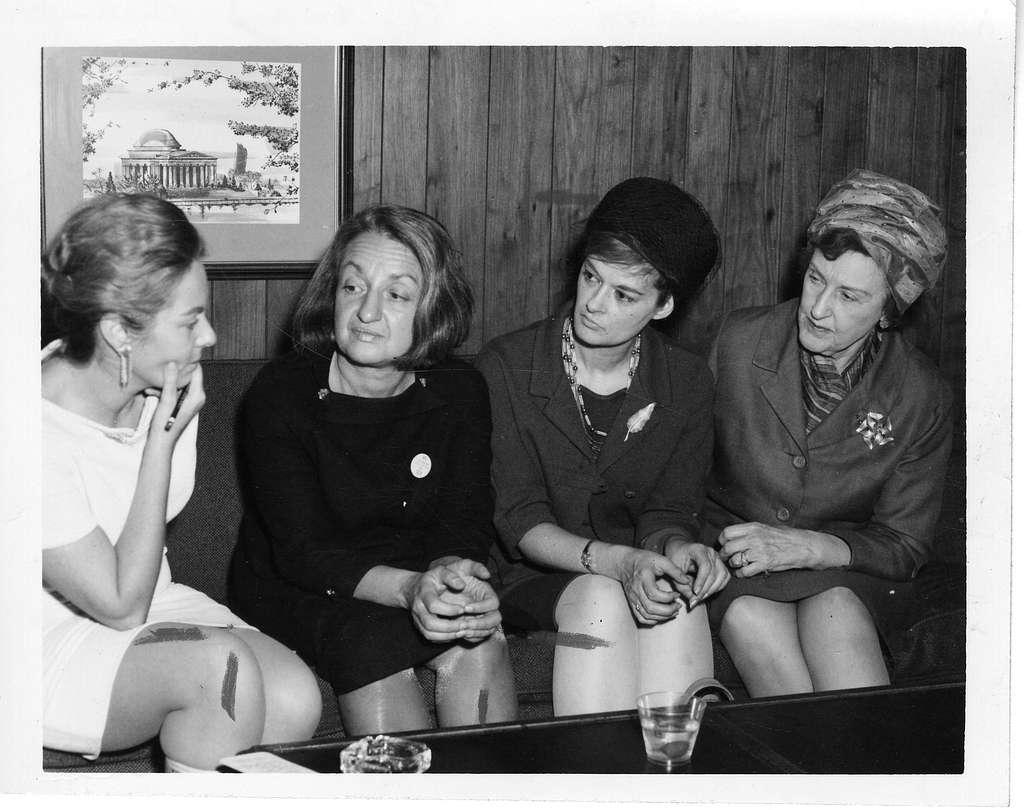 Ms. Billington avec Betty Friedan (présidente de la NOW), Barbara Ireton (lobbyiste) et Marguerite Rawalt (avocate féministe) : Ms. Billington avec Betty Friedan (présidente de la NOW), Barbara Ireton (lobbyiste) et Marguerite Rawalt (avocate féministe)
