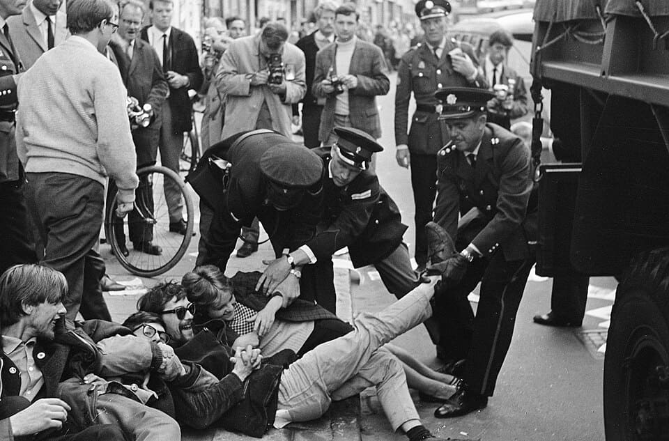 Manifestation Provo contre la guerre du Vietnam. Photo par Joost Evers, 17 juillet 1966